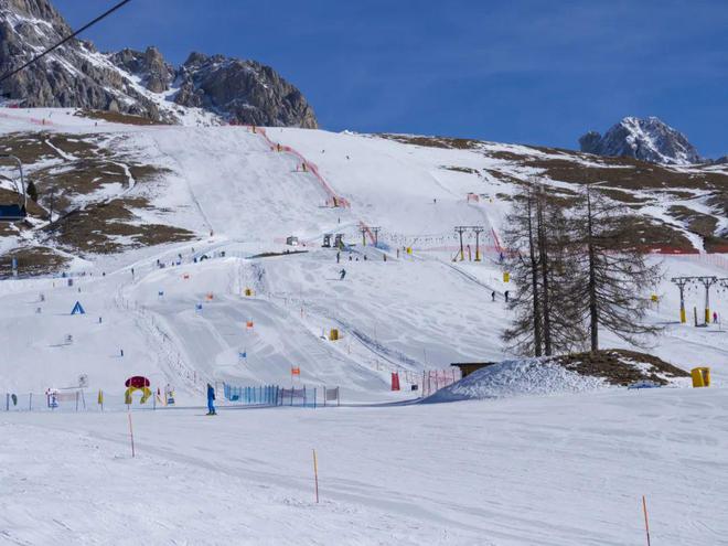 网友：这不是“耍帅”是真帅！新利娱乐滑雪教练漂移救人！(图3)